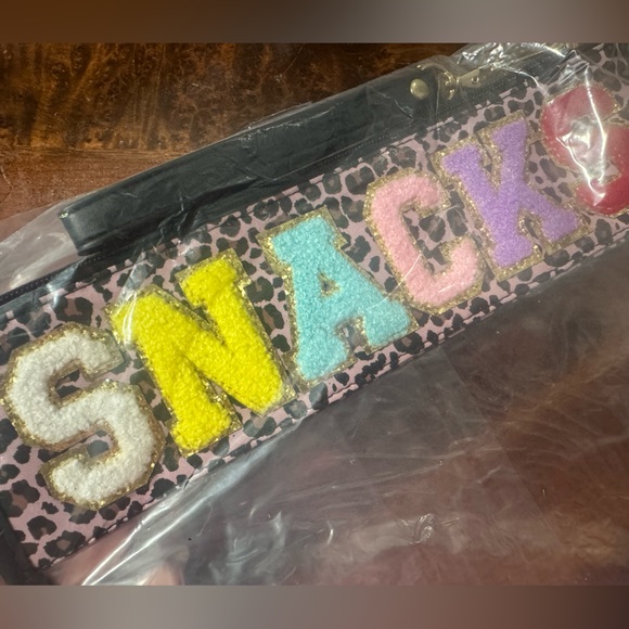 “SNACKS” clear pouch with handle (cheetah print) - Picture 2 of 4